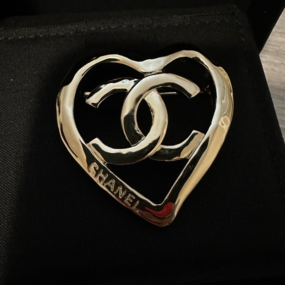 CHANEL 2022P GOLD HEART METAL BROOCH GOLDEN WITH CC LOGO NIB